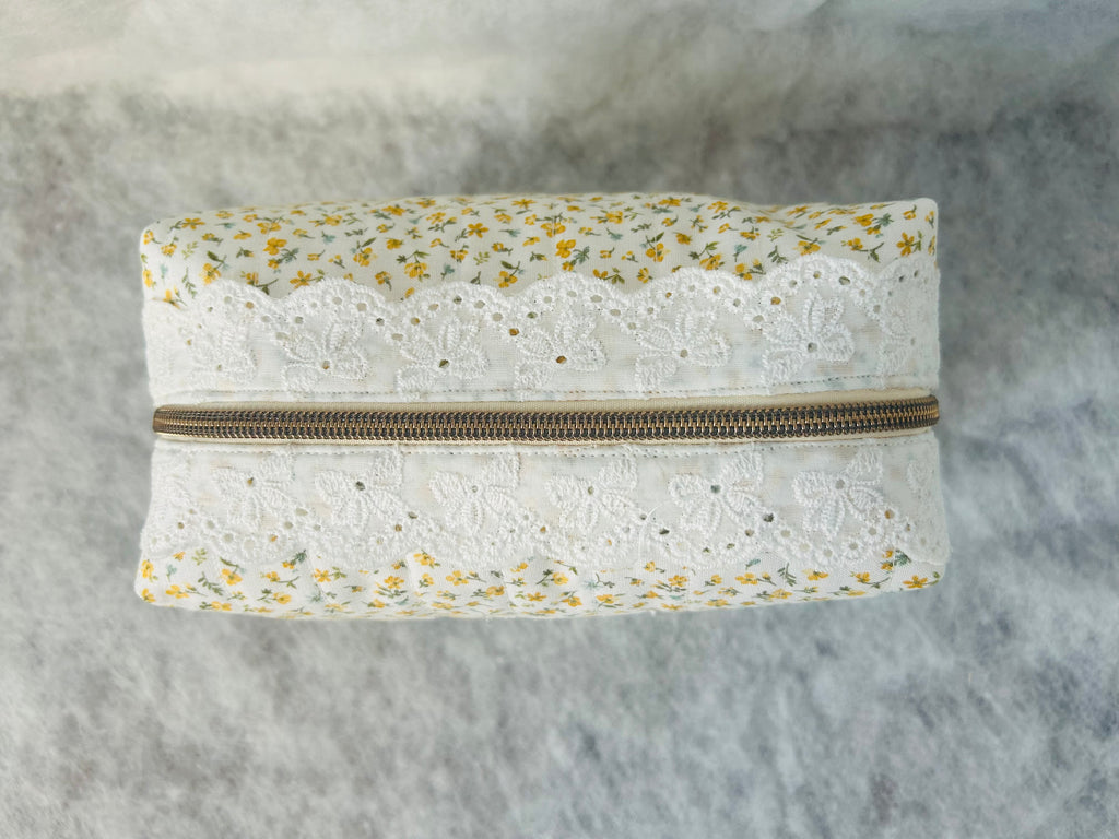 Dainty Daisies Boxy Pouch