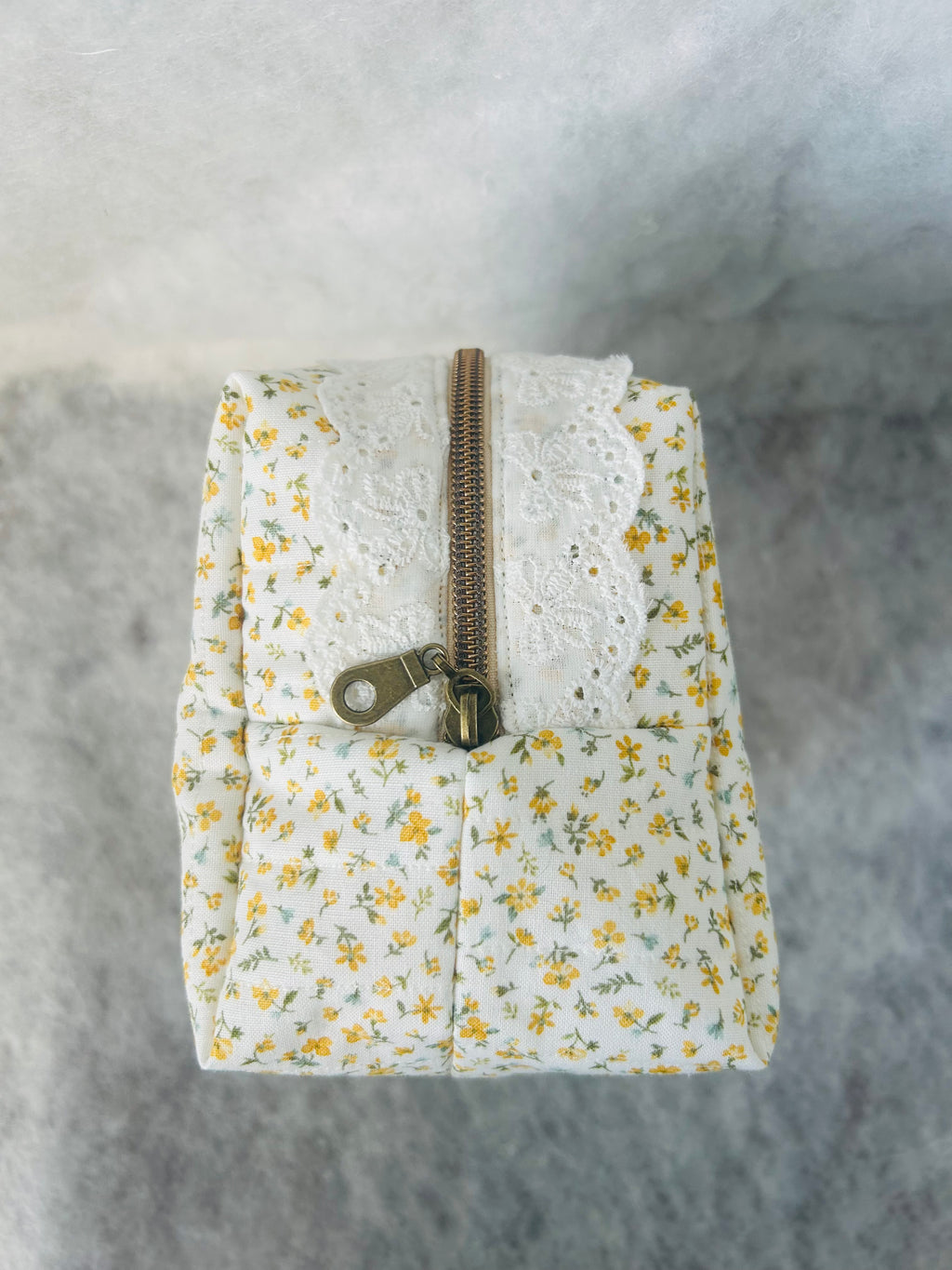Dainty Daisies Boxy Pouch