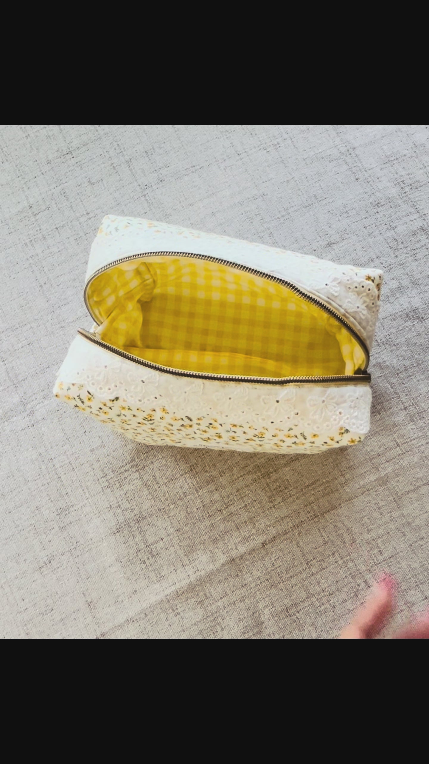 Dainty Daisies Boxy Pouch